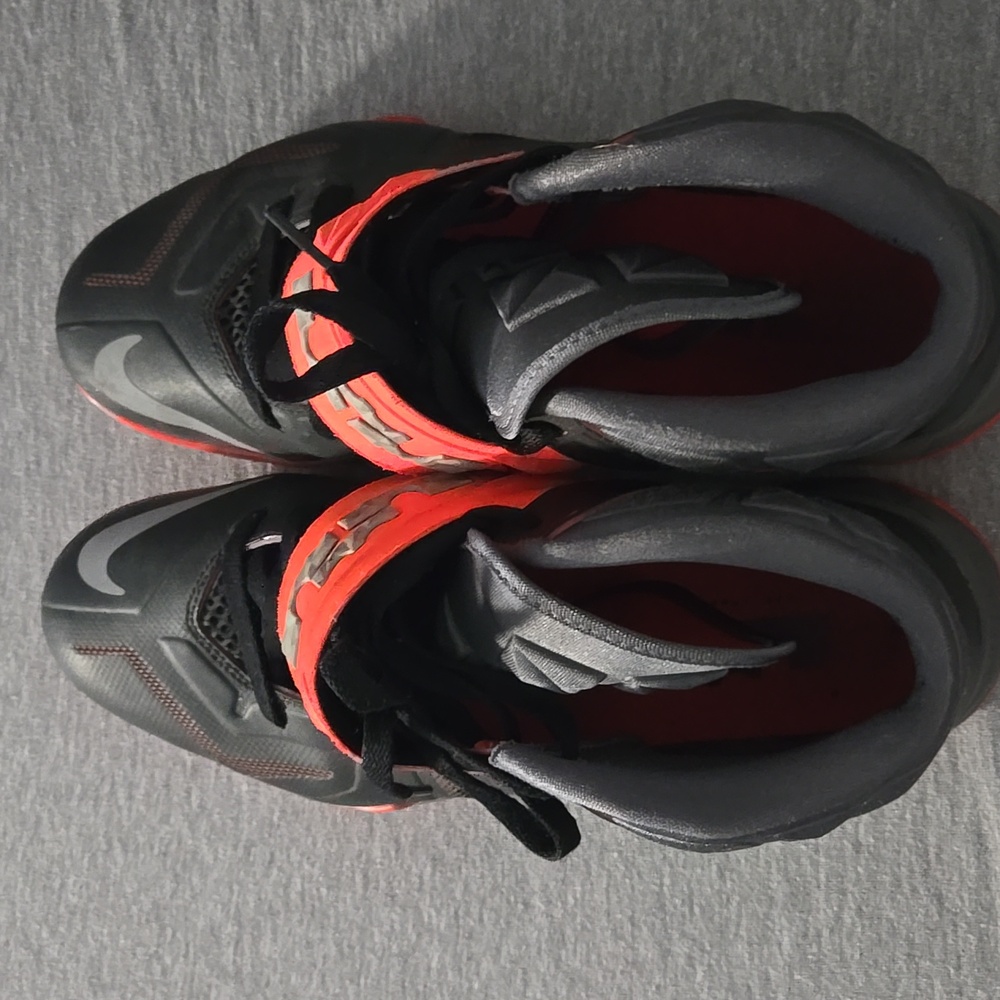 Nike Black and Red Athletic Shoes 10.5 - Picture 6 of 7